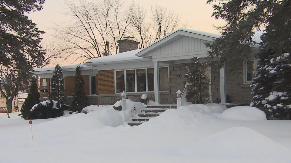 La façade extérieure de la résidence en hiver, avec de la neige.