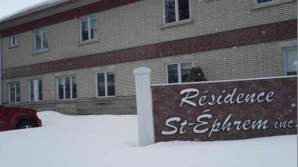 Une résidences privée pour aînés vue de l'extérieur, l'hiver.