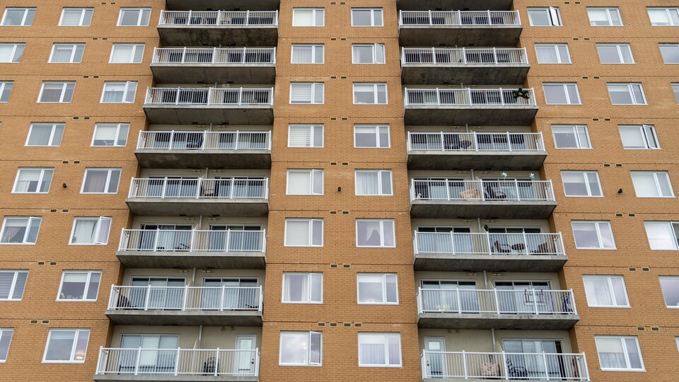 La façade d'un immeuble à logements pour aînés avec deux balcons sur chaque étage.