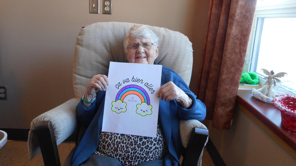 Une résidente du foyer de soins de longue durée avec un message positif durant la pandémie de la COVID-19.