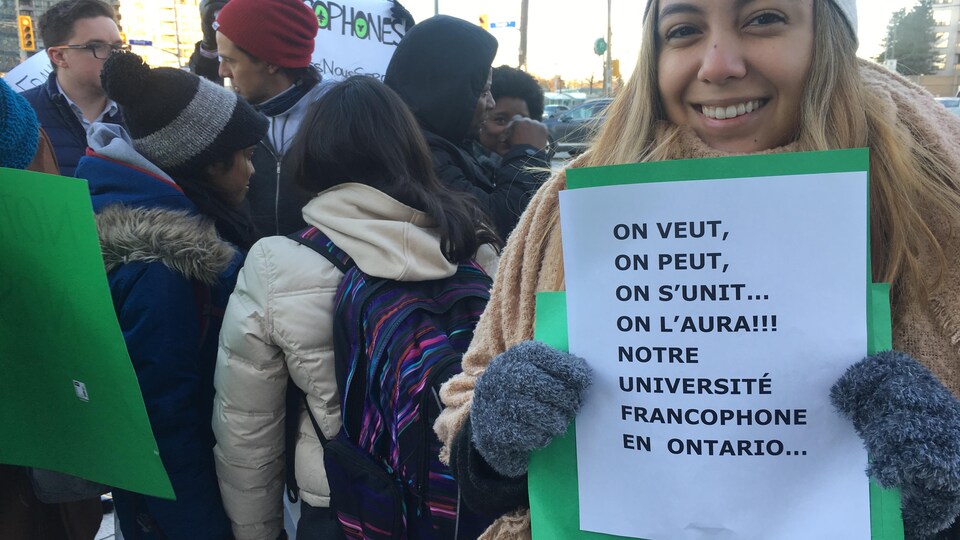 Une élève de l'école secondaire catholique Monseigneur-de-Charbonnel lors de la manifestation à Toronto.
