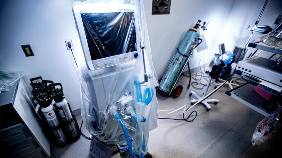 Un respirateur artificiel sous un plastique.