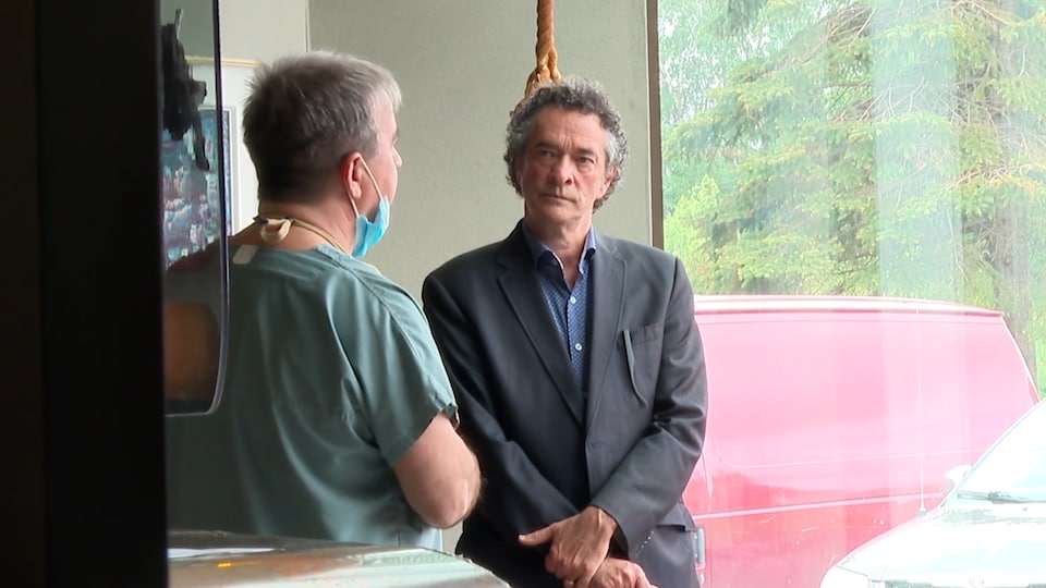 Yves Gamache discute avec le dentiste Bruno Bédard.