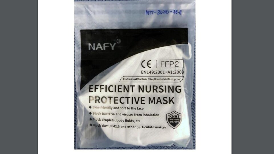 Un petit sac en plastique contenant un respirateur KN95.