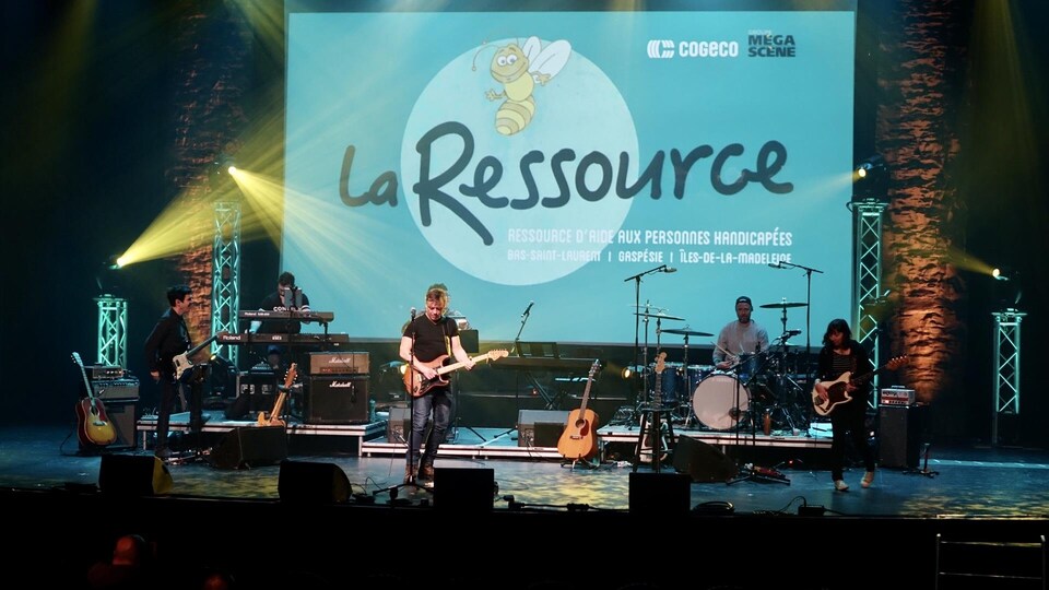 Daniel Boucher entouré de musiciens lors de la générale du spectacle.
