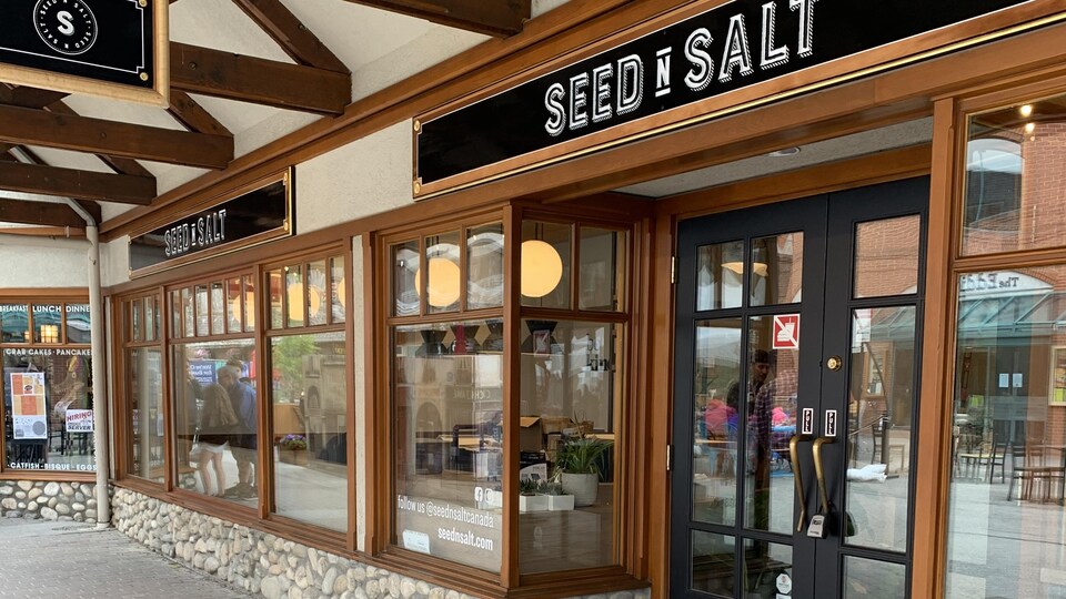 Devanture du restaurant Seed N Salt à Banff.