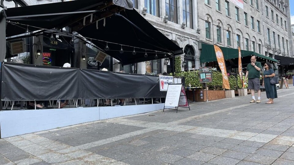 La terrasse d'un restaurant du Vieux-Port.