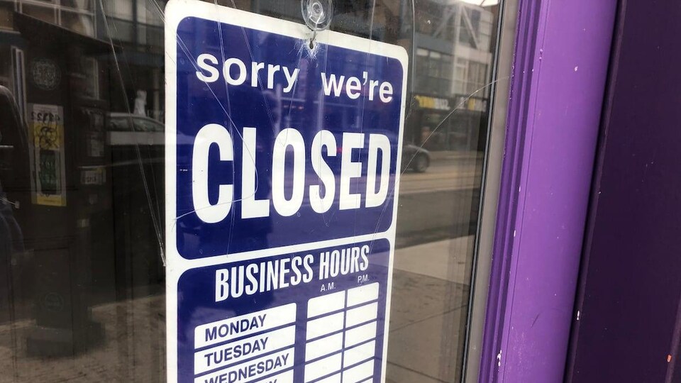 Panneau indiquant en anglais que le restaurant est fermé.