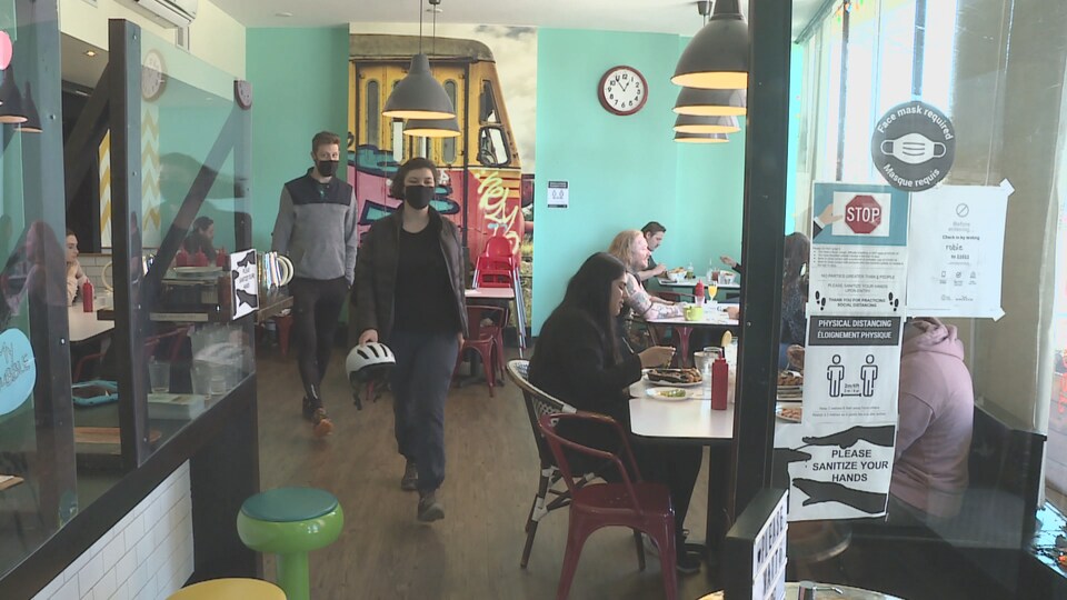 Des clients à leur table dans un restaurant.