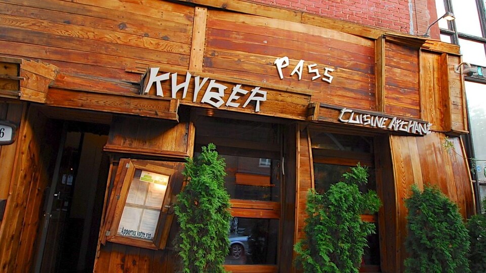 Façade en bois du restaurant, sur laquelle on peut lire : « Khyber Pass, cuisine afghane ».
