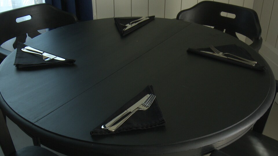 Une table dans un restaurant.