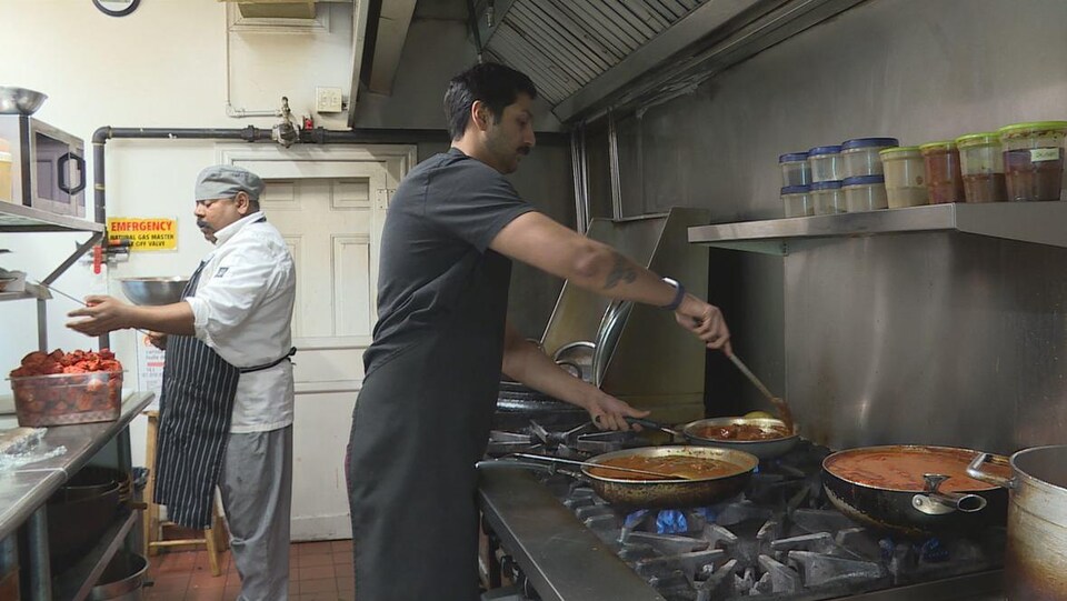 Des cuisiniers d'origine indienne au restaurant Taj Mahal à Moncton.