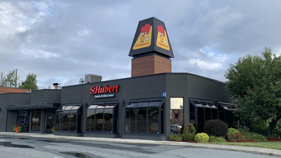 Le restaurant St-Hubert de Rouyn-Noranda avant l'ouverture. Le stationnement est vide.