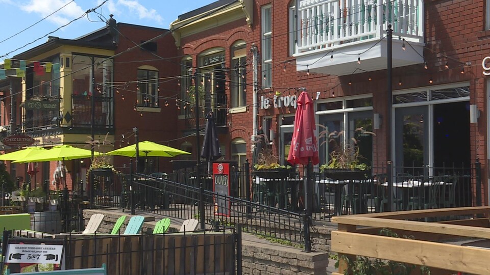 Des terrasses de restaurants, rue Laval, dans le Vieux-Hull.
