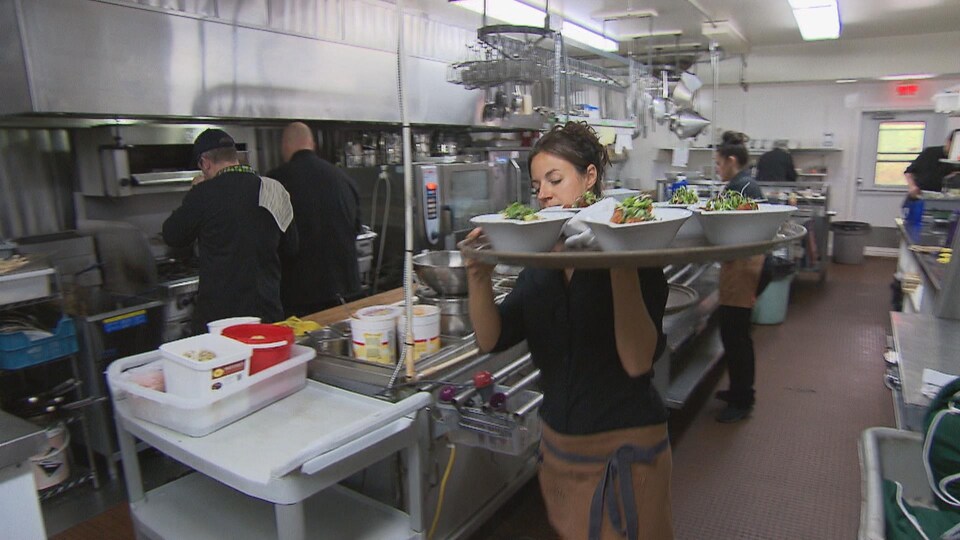 Employés au Castel des prés dans la cuisine