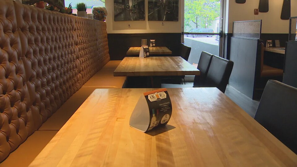 Des tables vides.
