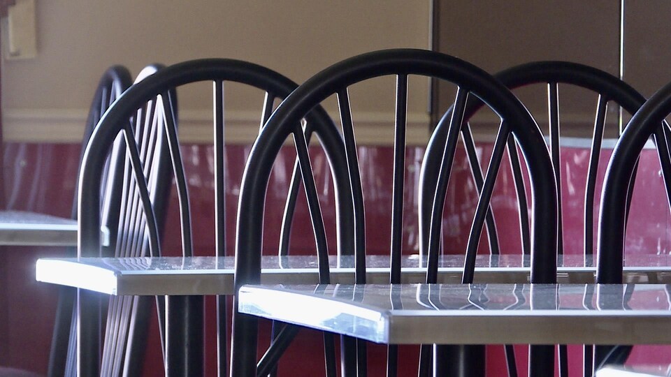 Des tables et des chaises vides.