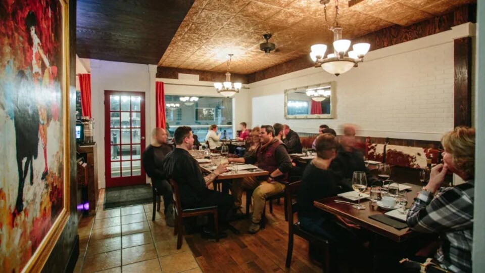 Une salle de restaurant.