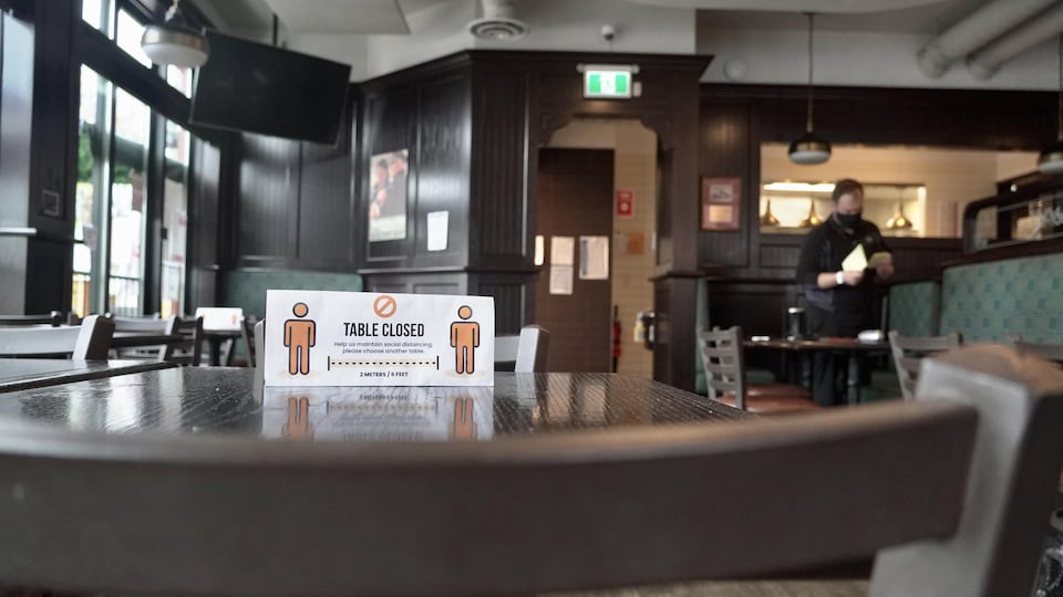 Une table de restaurant vide.