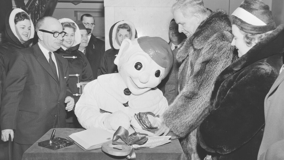 Signature du livre d'or et remise des clés de la ville à Bonhomme Carnaval, en 1958, à l'hôtel de ville de Québec, en présence du maire Wilfrid Hamel