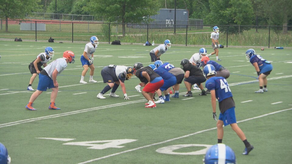 Des joueurs de football s'apprête à effectuer un jeu.