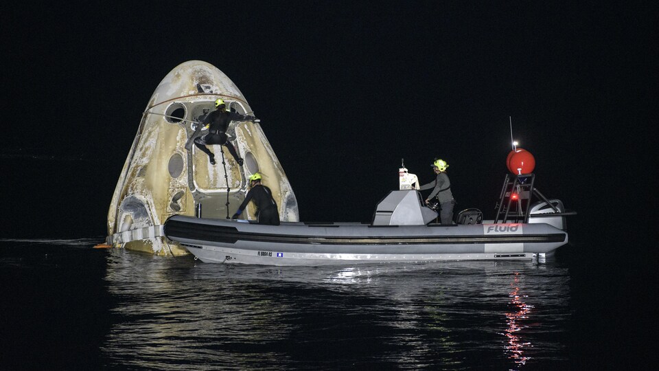 Des équipes spécialisées s'occupent de la capsule, qui a amerri dans le golfe du Mexique.