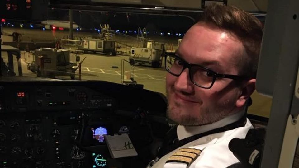 Jordan Drolet est assis dans le cockpit.