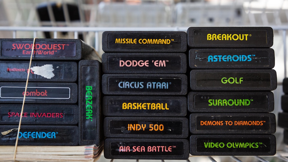 Une photo d'une pile de cartouches de jeux d'Atari 2600 dans un présentoir.