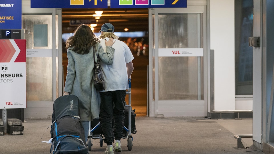 Deux personnes quittent un aéroport.