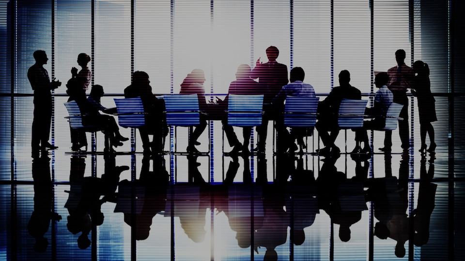 Une réunion de direction dans un bureau
