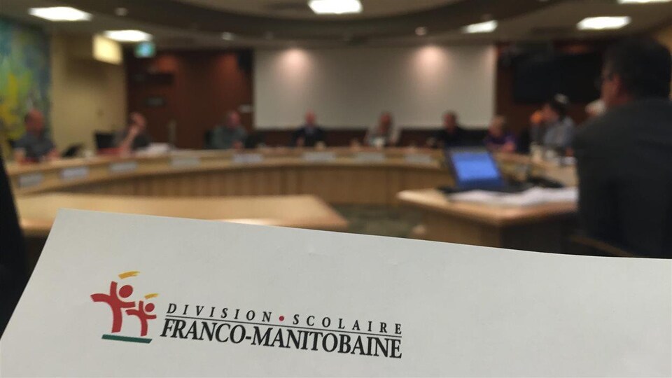 Gros plan sur une feuille d'ordre du jour d'une réunion de la Commission scolaire franco-manitobaine.