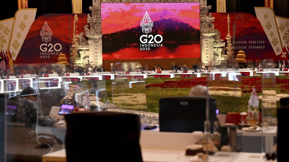 L'immense table de discussions de la réunion des ministres des Finances du G20 à Bali.