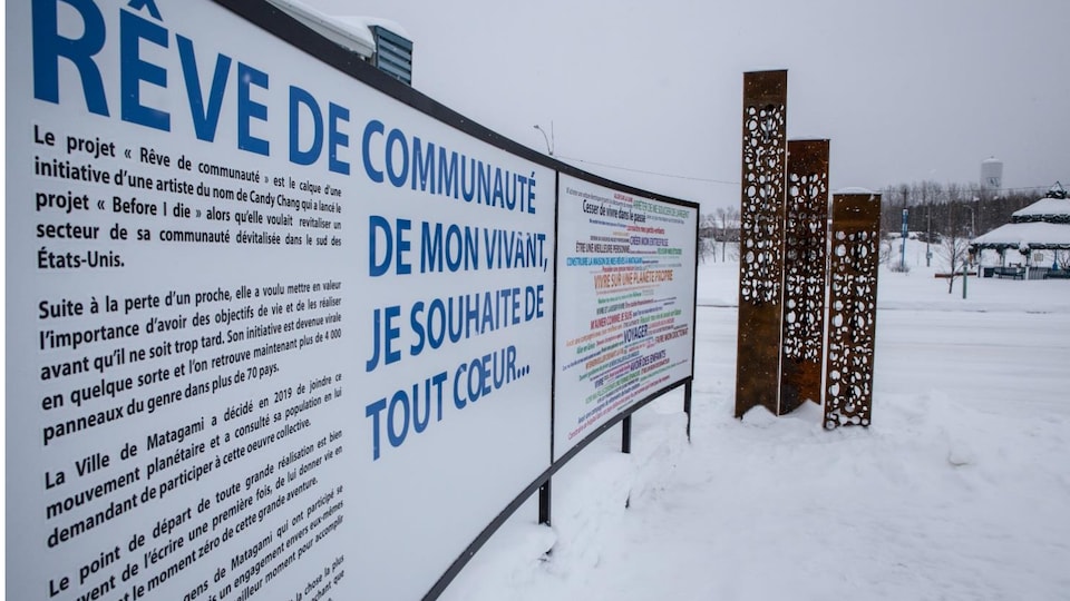 Un grand panneau où il est écrit Rêve de communauté, de mon vivant, je souhaite de tout coeur, avec du texte en couleurs.