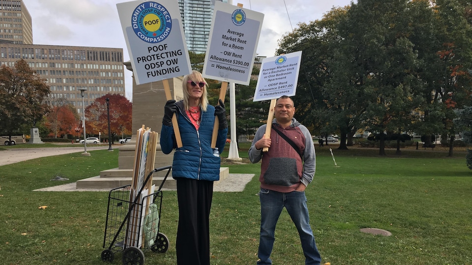 Deux manifestants avec des pancartes.