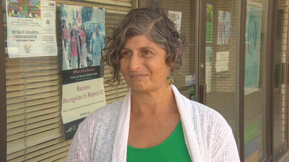 Rhonda Rosenberg donne une entrevue en plein air.