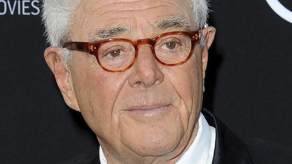 Portrait de l'homme qui porte des lunettes.