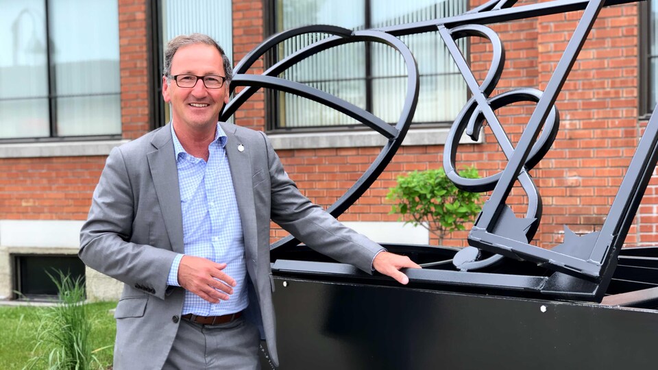 Richard Hébert à l'extérieur.