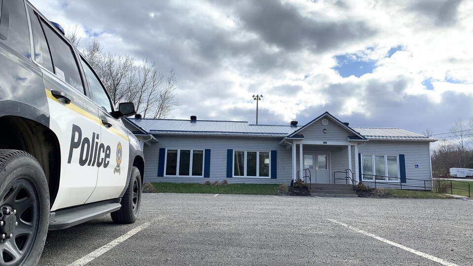 Une voiture de police devant le Centre communautaire France-Gagnon-Laprade