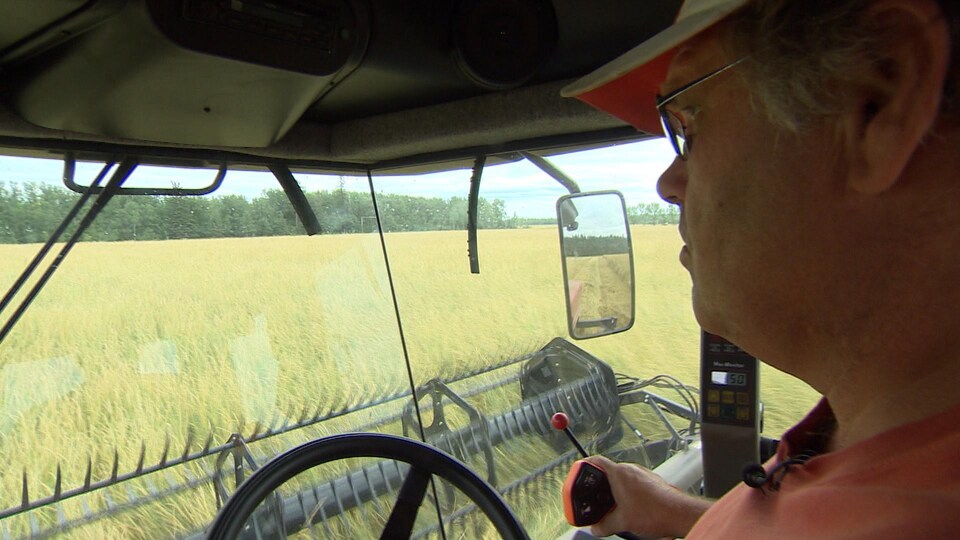 Richard Magnusson au volant d'un tracteur.