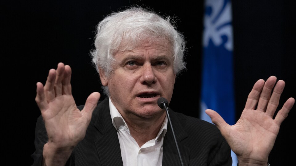 Le docteur Richard Massé durant une conférence de presse.