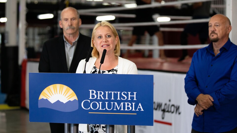 La ministre du Tourisme de la Colombie-Britannique, Lisa Beare, prend la parole derrière un lutrin.
