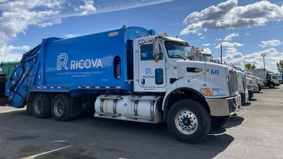 Un camion aux couleurs de Ricova.