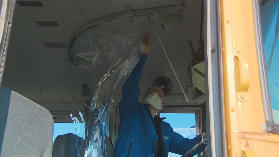 Le chauffeur de l'autobus scolaire ferme le rideau de douche.