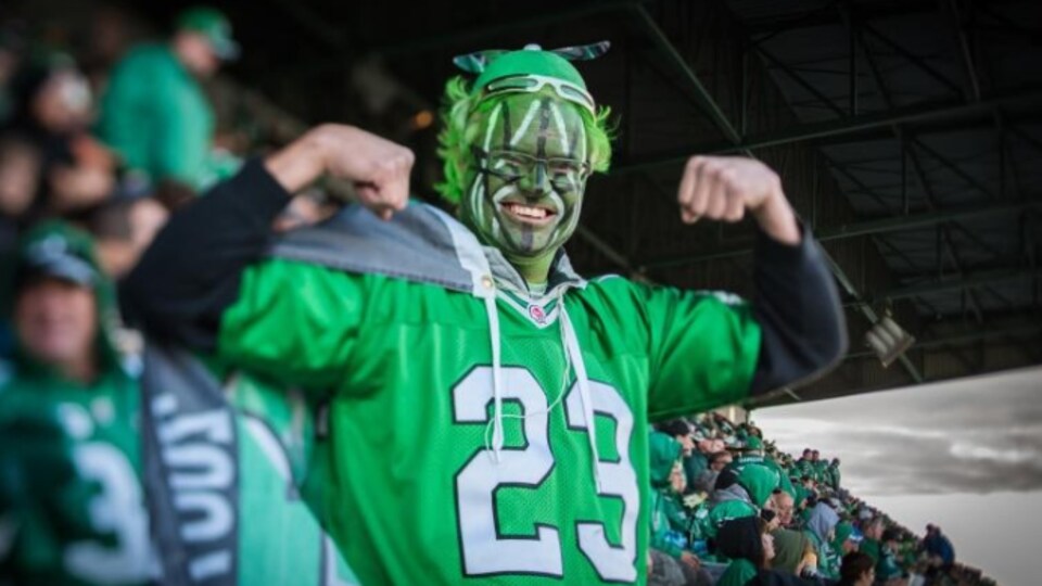 Un homme tout de vert vêtu, un large sourire aux lèvres. (archives)
