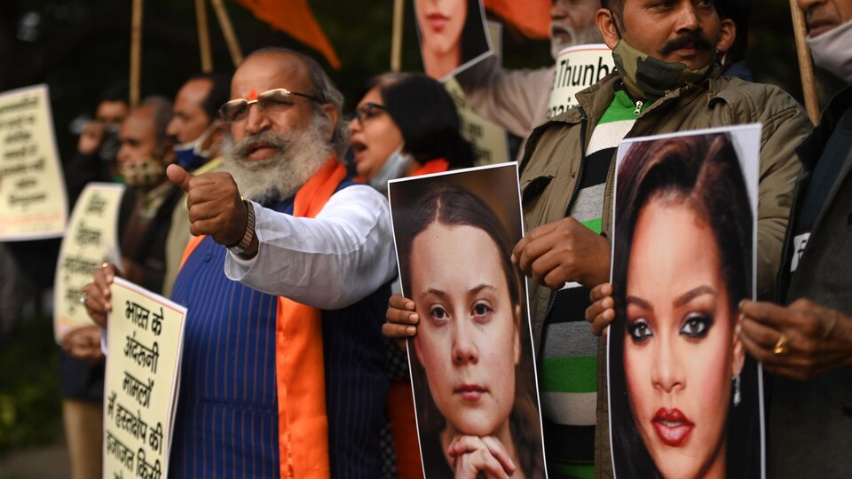 Des manifestants hindous brandissent des affiches de Greta Thunberg et de Rihanna lors d'une manifestation à New Delhi.