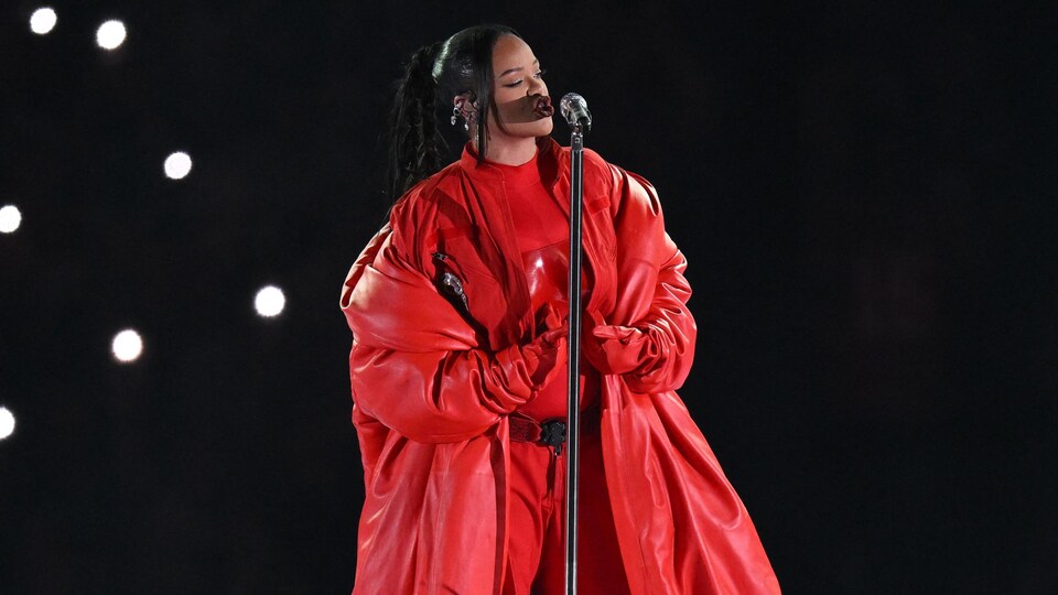 Rihanna sur scène. 