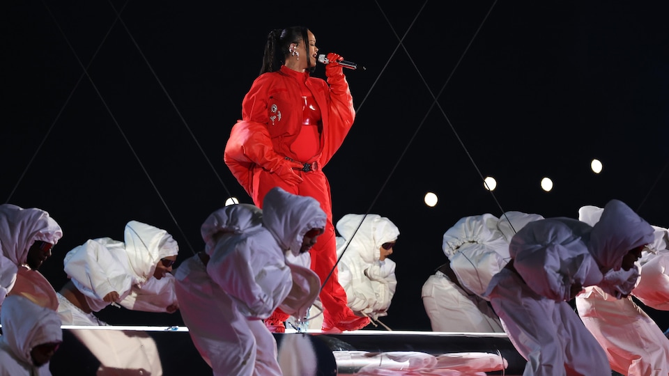 Rihanna est revenue sur scène pour le Super Bowl MAJ RadioCanada