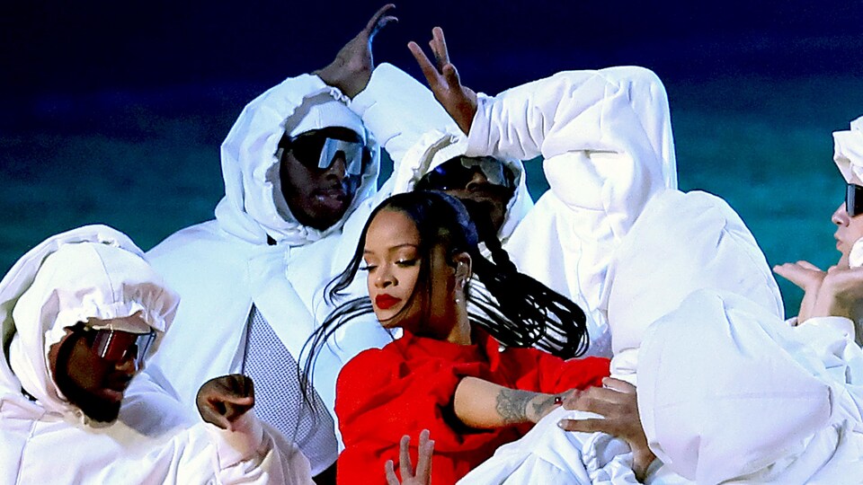 Rihanna performe lors du spectacle de la mi-temps du Super Bowl 2023.