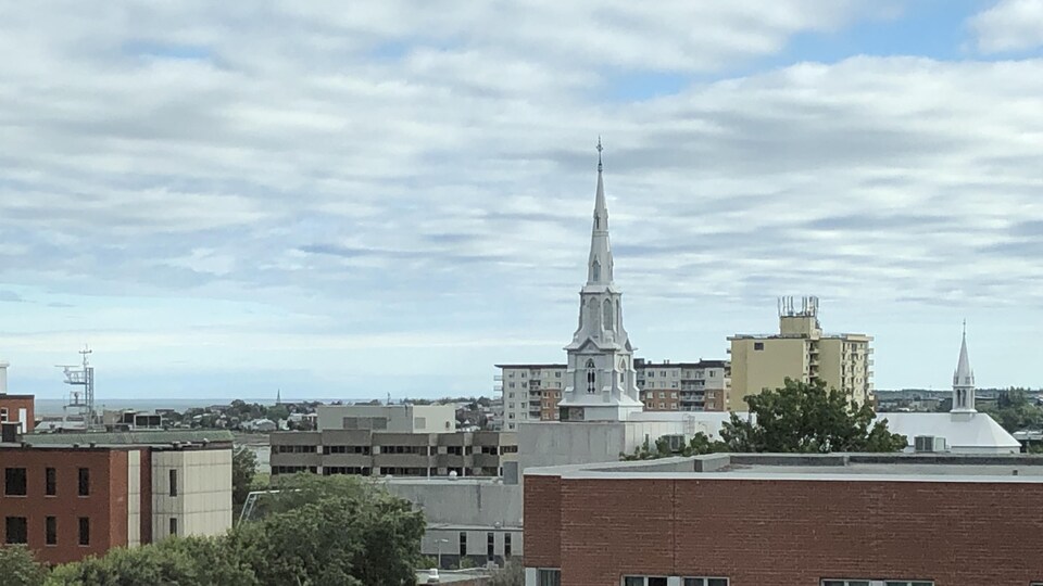 Le centre-ville de Rimouski et le clocher de la cathédrale