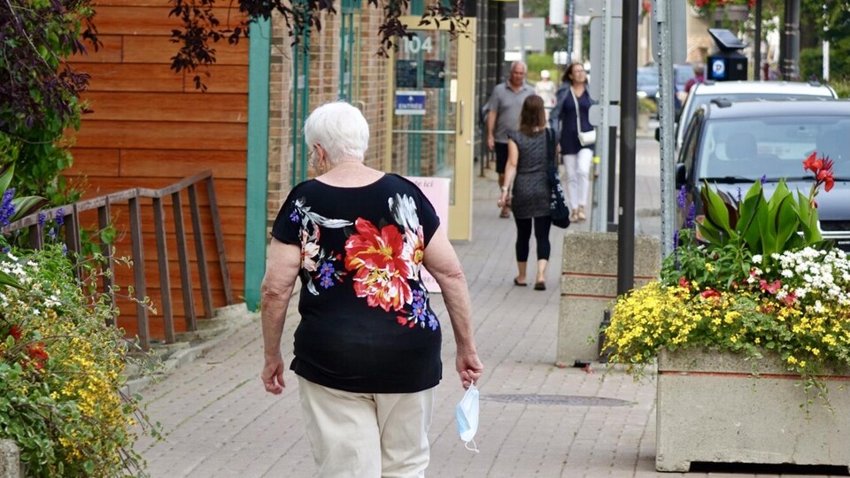 Des passants se promènent sur la rue Saint-Germain, au centre-ville de Rimouski.